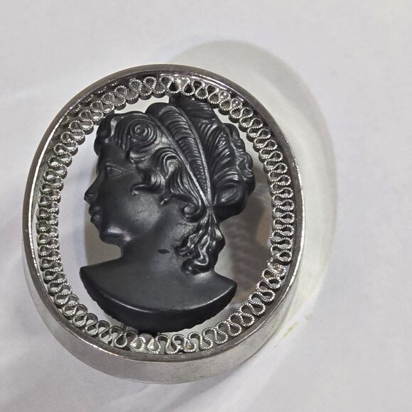 Vintage Suspended Black Glass Cameo Oval Silver Tone Brooch - Picture 3 of 4